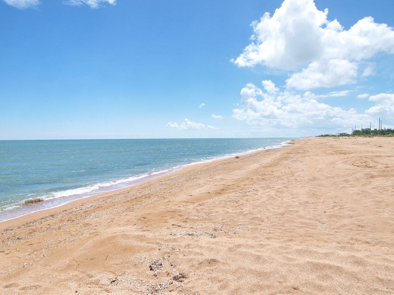 Ищут новые пути: оккупанты хотят построить дорогу на Арабатской стрелке