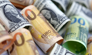 Эксперты объяснили причины снижения стоимости доллара в обменниках