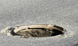 Видео: ВСУ на Херсонщине подбили российский танк, укрепленный канализационными люками