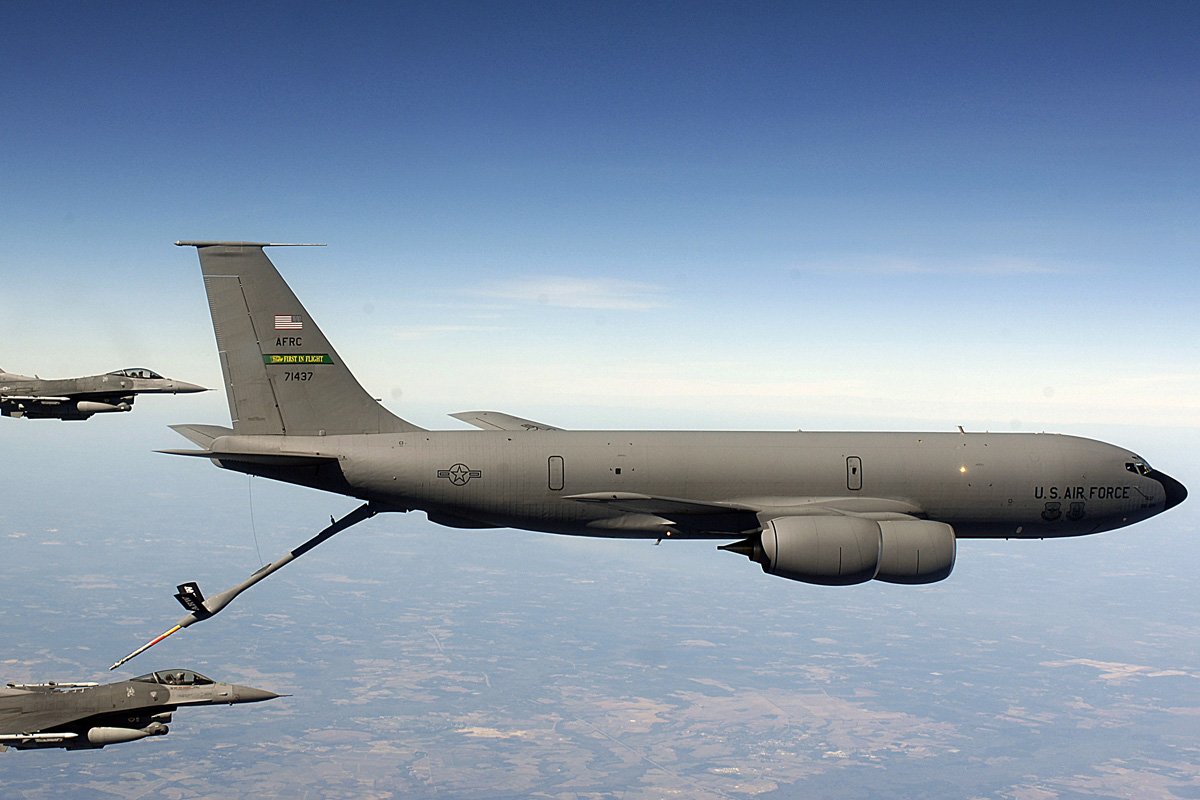 Фото: американський літак намалював у небі інтимне послання росіянам