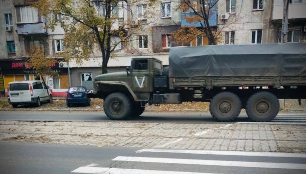 Видео: в Мариуполе заметили технику россиян с новыми метками