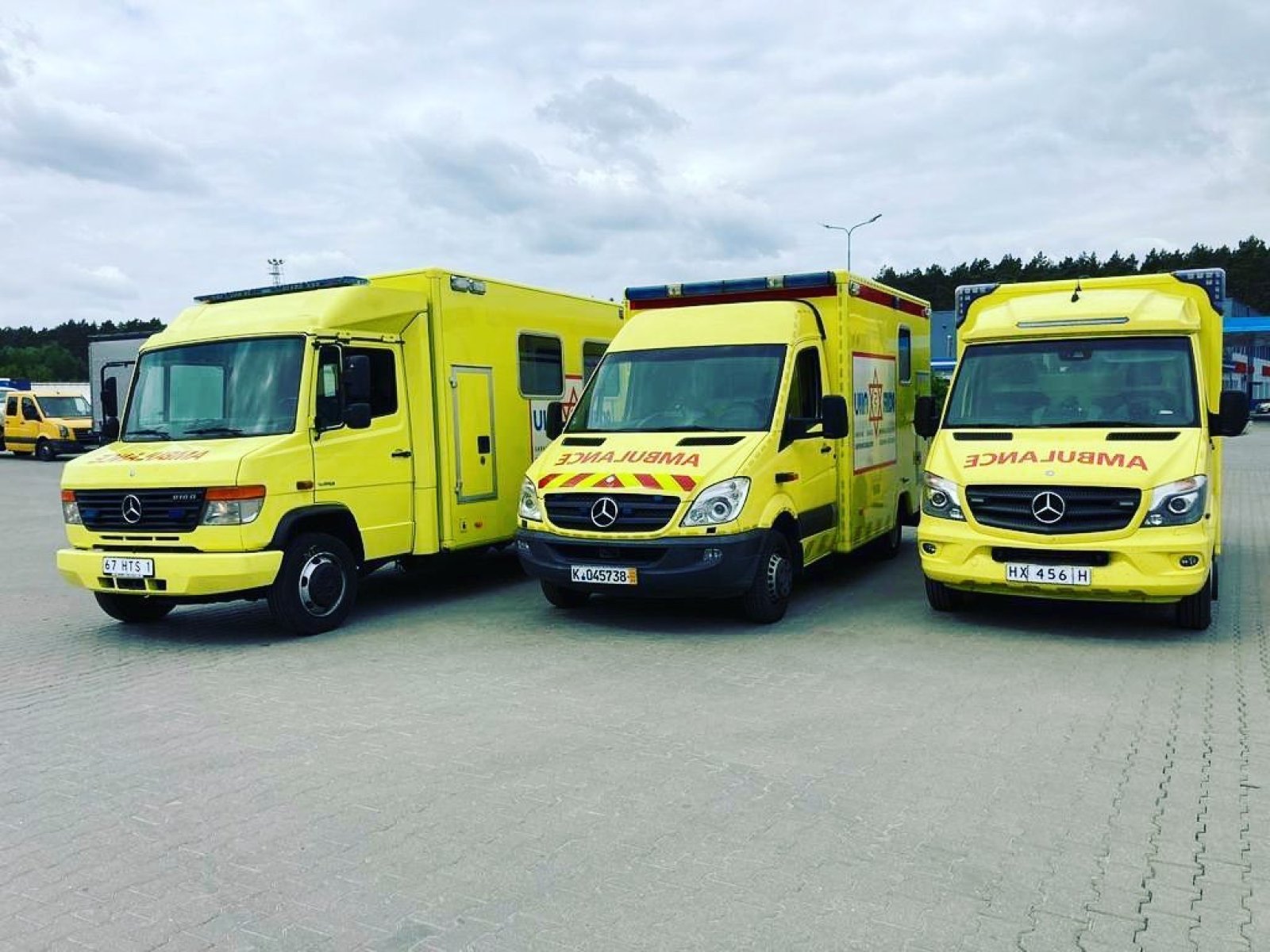 Волонтеры из Израиля передали Украине 20 машин скорой и эвакуационных вертолетов (фото)