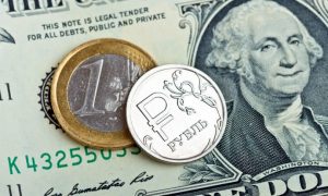 Упал до семимесячного минимума: что происходит с российским рублем