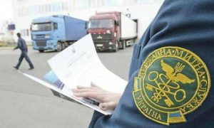 Мужчина хотел вывезти в Молдову несколько миллионов российских рублей, спрятанных в носках