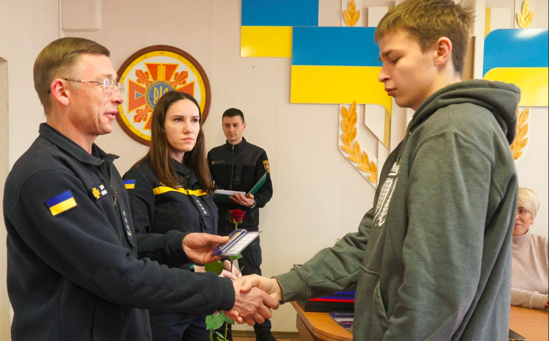 В ГСЧС отметили старшеклассников за мужественные действия в первые минуты после трагедии в Броварах
