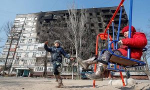 В Донецкой области, где ведутся боевые действия, остается около 4 тысяч детей