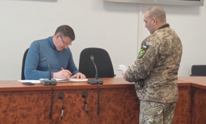 Видео: во время заседания в горсовете Броваров все мужчины получили повестки