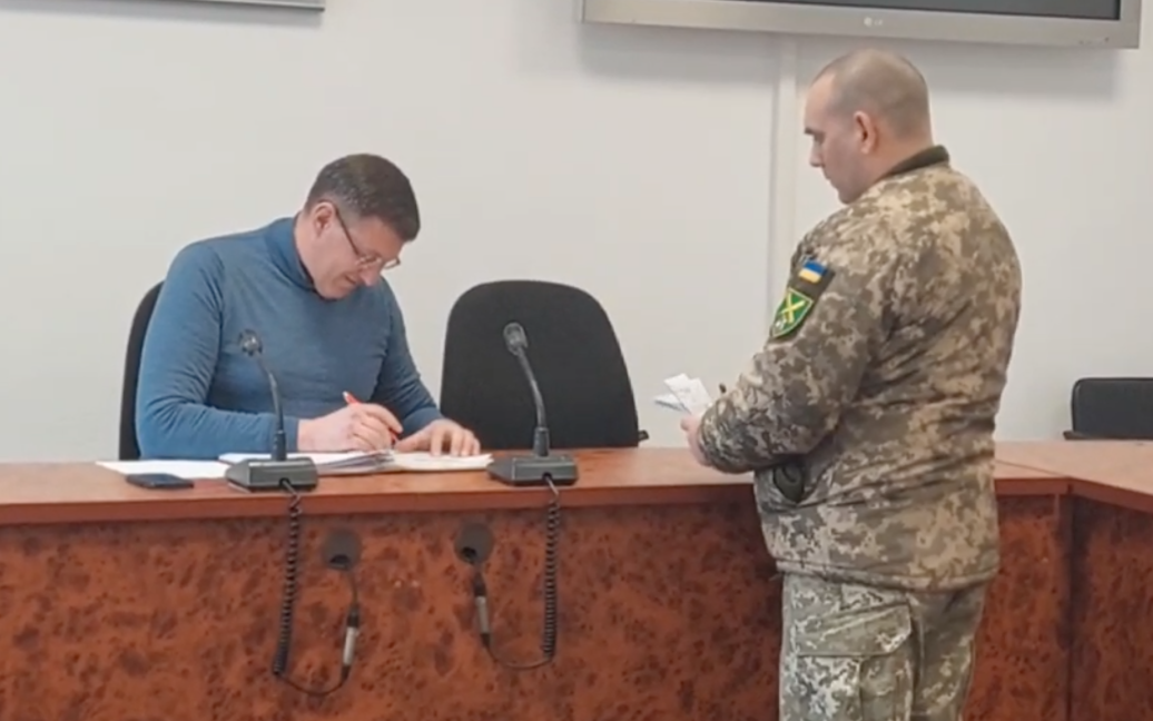 Видео: во время заседания в горсовете Броваров все мужчины получили повестки