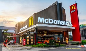 McDonald's сокращает работников в 2023 году – что известно