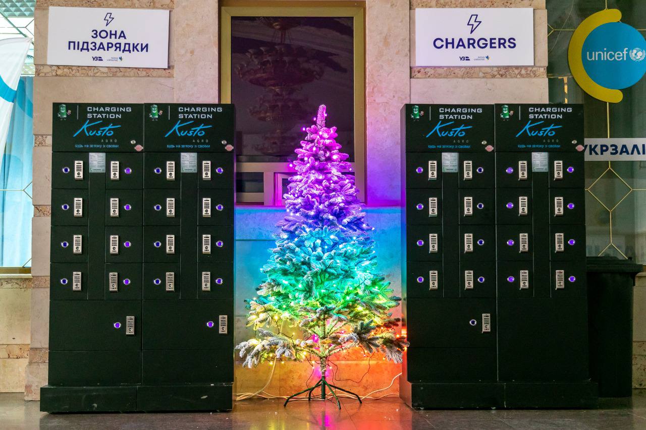 На вокзалах з'являться безкоштовні зарядні станції: В «Укрзалізниці» розповіли подробиці