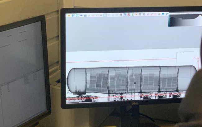 Таможенники на границе обнаружили автоцистерну с интересной начинкой