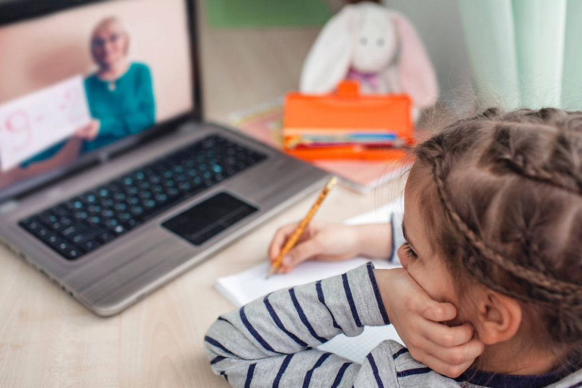 Названо число украинских школьников, которые выехали за границу