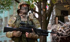 Создали живой щит из сотен гражданских украинцев: двое военных рф получили подозрение