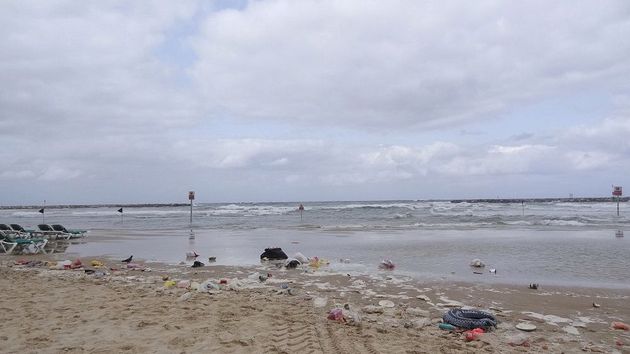 У Франції думають про позов через засмічення моря дрібними пластиковими кульками