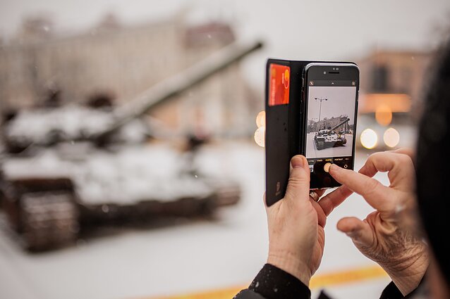 В Вильнюсе цветы возле уничтоженного в Украине российского танка спровоцировали столкновение