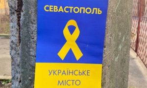 Фото, видео: оккупированные крымские города окрасились в украинские цвета 