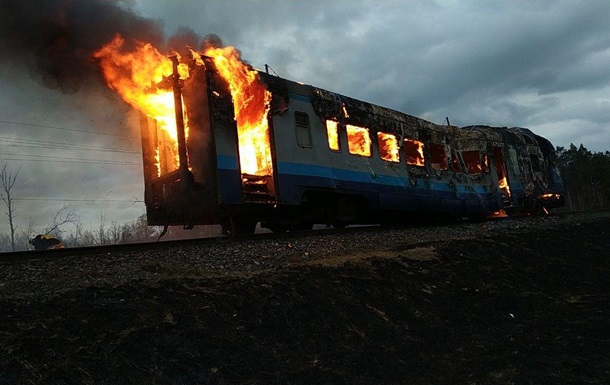 В США сошел с рельсов поезд с опасными веществами, вспыхнул пожар