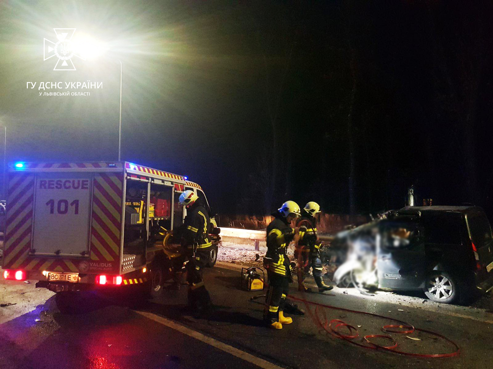 Сінгапур передав Україні пожежні машини та карети швидкої допомоги