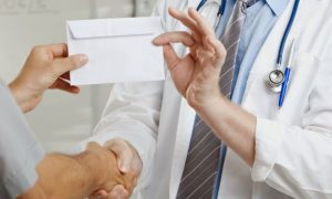 В  Минздраве объяснили, куда жаловаться на вымогательство денег за прохождение медкомиссии