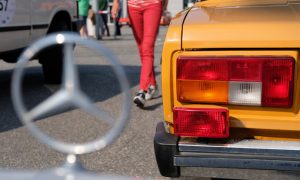 Впервые фиксируют падение: на россии сократилось количество машин у населения