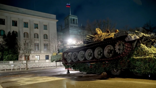 Фото: перед посольством росії у Берліні виставили підбитий російський танк