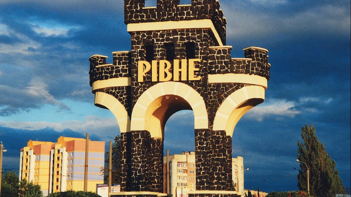 Ровно осталось без света, остановился транспорт