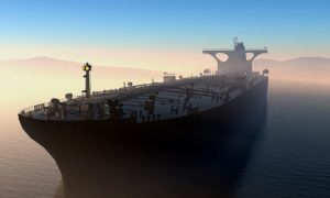 В обход эмбарго: российскую нефть перегружают возле Греции – Bloomberg