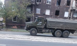 В оккупированном Мариуполе увеличивается количество грузовиков захватчиков