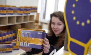 Президент ЕК посетила отделение Укрпочты: посмотрела, как украинцы меняют лампочки