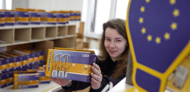 Президент ЕК посетила отделение Укрпочты: посмотрела, как украинцы меняют лампочки