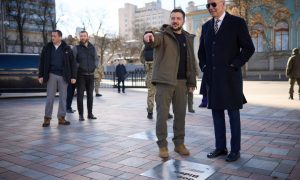 На столичной Аллее смелости установили табличку с именем Джо Байдена