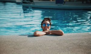 У Німеччині ще одне місто дозволило жінкам плавати в громадських басейнах топлес