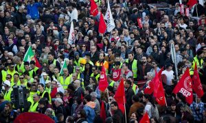 У Португалії пройшли багатотисячні протести з вимогою підвищення зарплат і пенсій