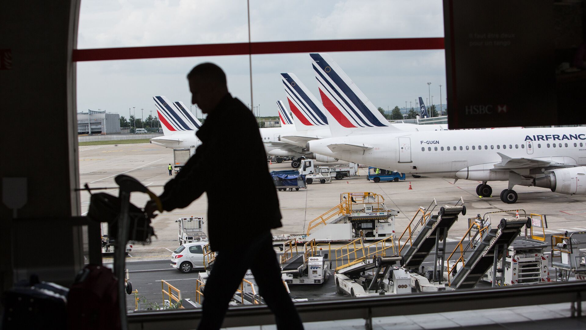 В двух важных аэропортах Франции отменят 20% рейсов на следующие дни из-за забастовки