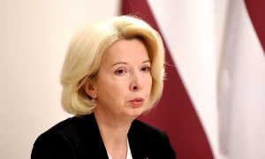 Міністерка оборони Латвії зберегла посаду попри сумнівний тендер на 220 млн євро