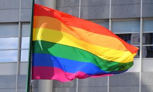 Россиянин написал донос на детский сад из-за радужных скамеек