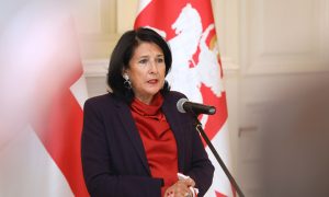 В Грузии президент начала ежегодный доклад чествованием памяти жертв трагедии в Буче