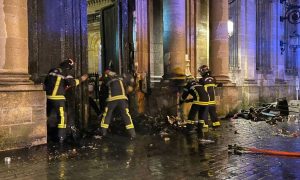 У французькому Бордо під час пенсійних протестів невідомі підпалили мерію