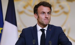 Во Франции будут судить женщину, которая в соцсети назвала Макрона «куском грязи»