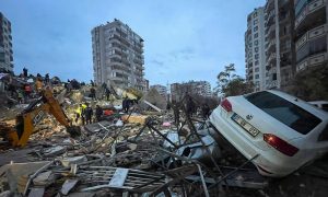 В Турции обрушилась 6-этажка, которую ранее повредило землетрясение