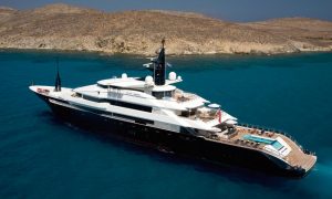 Экс-гендиректор Google передумал покупать яхту, брошенную российским олигархом на Карибах