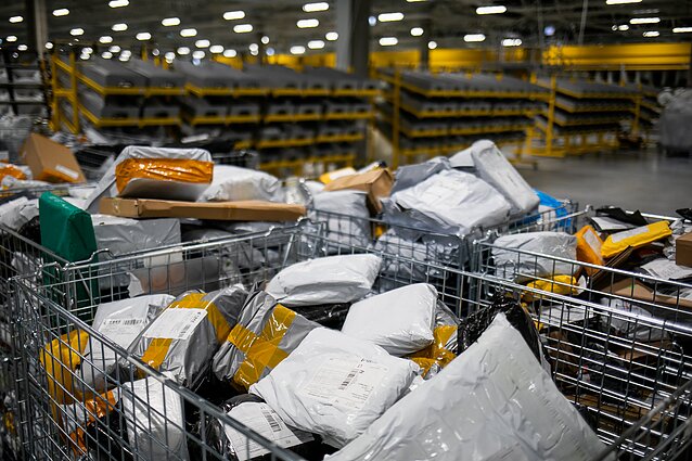 Держпошта Литви призупинила відправку посилок до росії