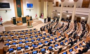 У парламенті Грузії через закон про іноагентів депутати влаштували бійку