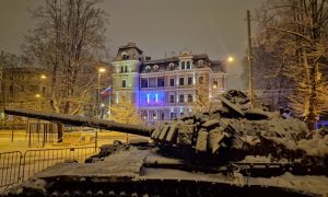 «Свобода выражения взглядов»: возле посольства рф в Финляндии сожгли портрет путина