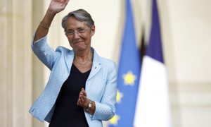 Премьер Франции обещает больше не задействовать процедуру принятия законов в обход парламента