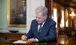 Президент Финляндии подписал законы для вступления страны в НАТО