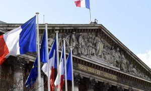 68% французов хотят отставки правительства после принятия пенсионной реформы в обход парламента