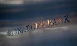 Накануне крушения Signature Bank в США расследовали возможное отмывание средств через него – СМИ