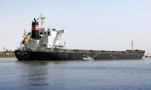 Контейнеровоз сів на мілину в Суецькому каналі: евакуювали чотири буксири