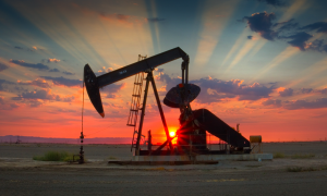 Нефть растет на фоне ослабления доллара: что влияет на мировые цены